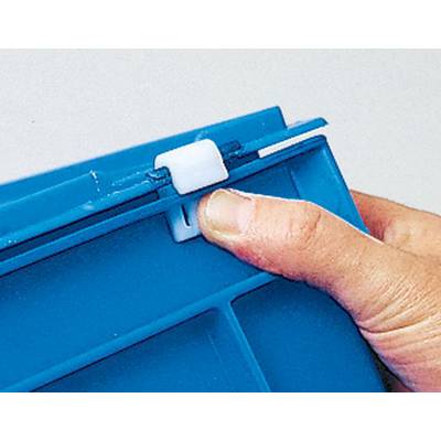 Ein Finger drückt auf einen weißen Verschluss an einem blauen Kunststoffbehälter, um diesen zu öffnen oder zu schließen.