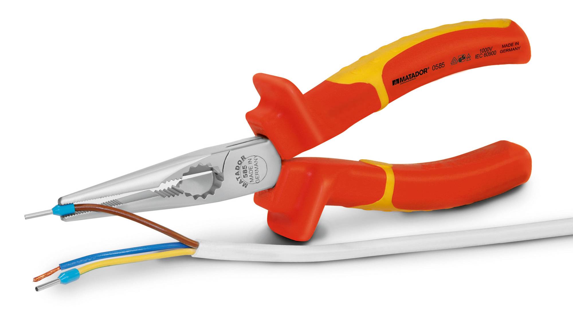 Eine Kombizange schneidet durch ein Kabel mit drei farbigen Drähten. Die Zange hat rote und gelbe Griffe.