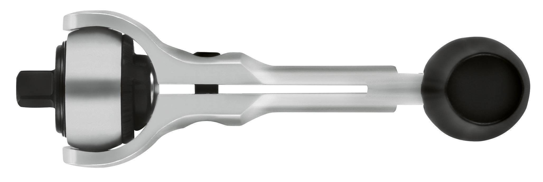 Ein verchromter Drehmomentschlüssel mit langem Griff, an einer Stecknuss befestigt, geeignet für präzise mechanische Arbeiten.