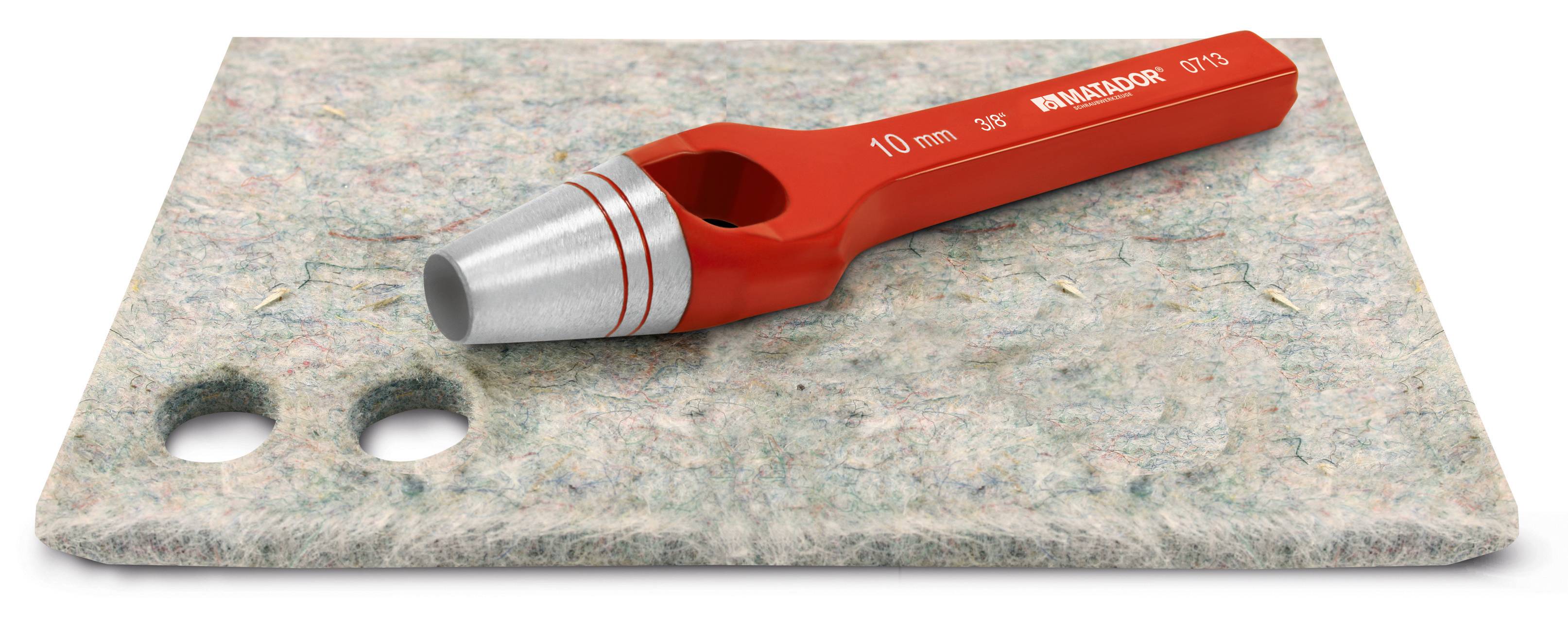 Ein roter Stanzschneider liegt auf einem grauen Filzuntergrund. Zwei gestanzte Löcher sind sichtbar. Der Schneider ist mit '10 mm' beschriftet.