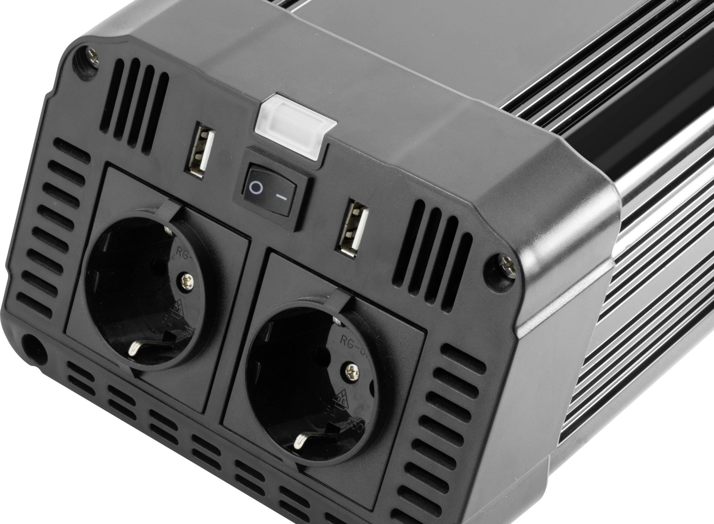 'Schwarzer Spannungswandler mit zwei Steckdosen und USB-Anschlüssen, geeignet für den Anschluss elektrischer Geräte unterwegs.'