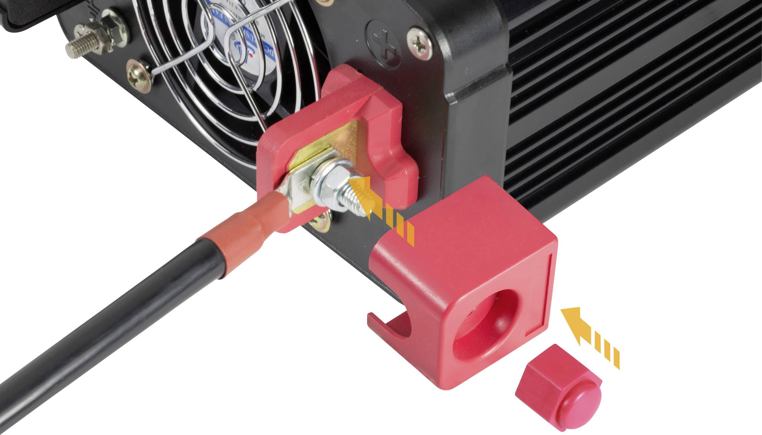 Ein roter Plastikstecker wird von einem schwarzen Gerät abgezogen, das mit einem Kabel verbunden ist. Ein Lüfter befindet sich am Gerät.