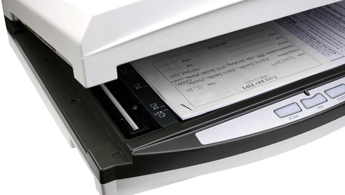 Ein Dokument wird von einem Scanner gescannt. Der Scanner ist geöffnet, die Bedienfeldtasten 'Scan', 'PDF', 'Copy' sind sichtbar.