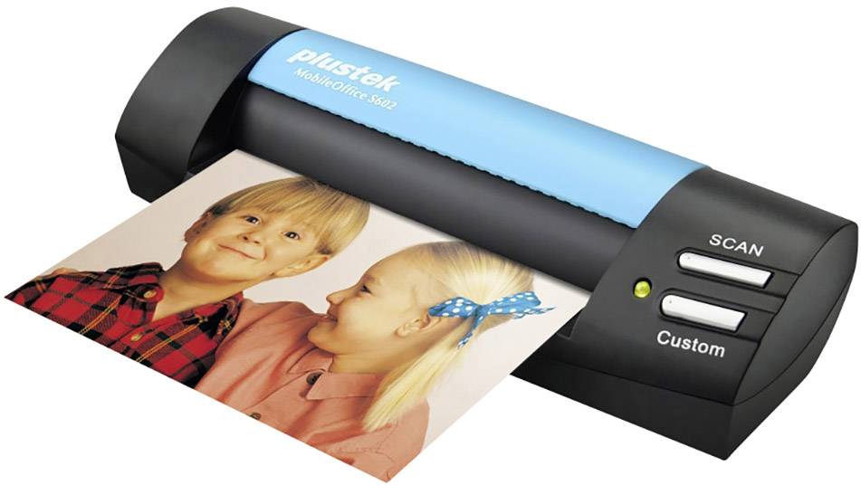 Tragbarer Scanner 'Plustek MobileOffice' scannt ein Foto von zwei lächelnden Kindern. Gerät hat Tasten für Scan und benutzerdefinierte Einstellungen.