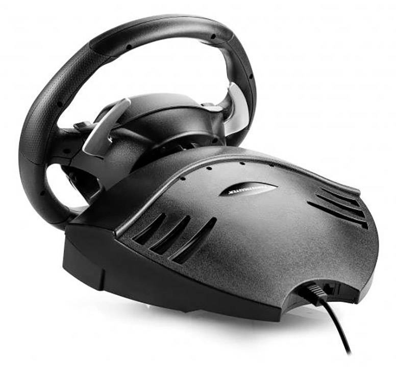 Ein schwarzes Gaming-Lenkrad mit Pedalen und Kabel, ergonomisch geformt, auf einem weißen Hintergrund.