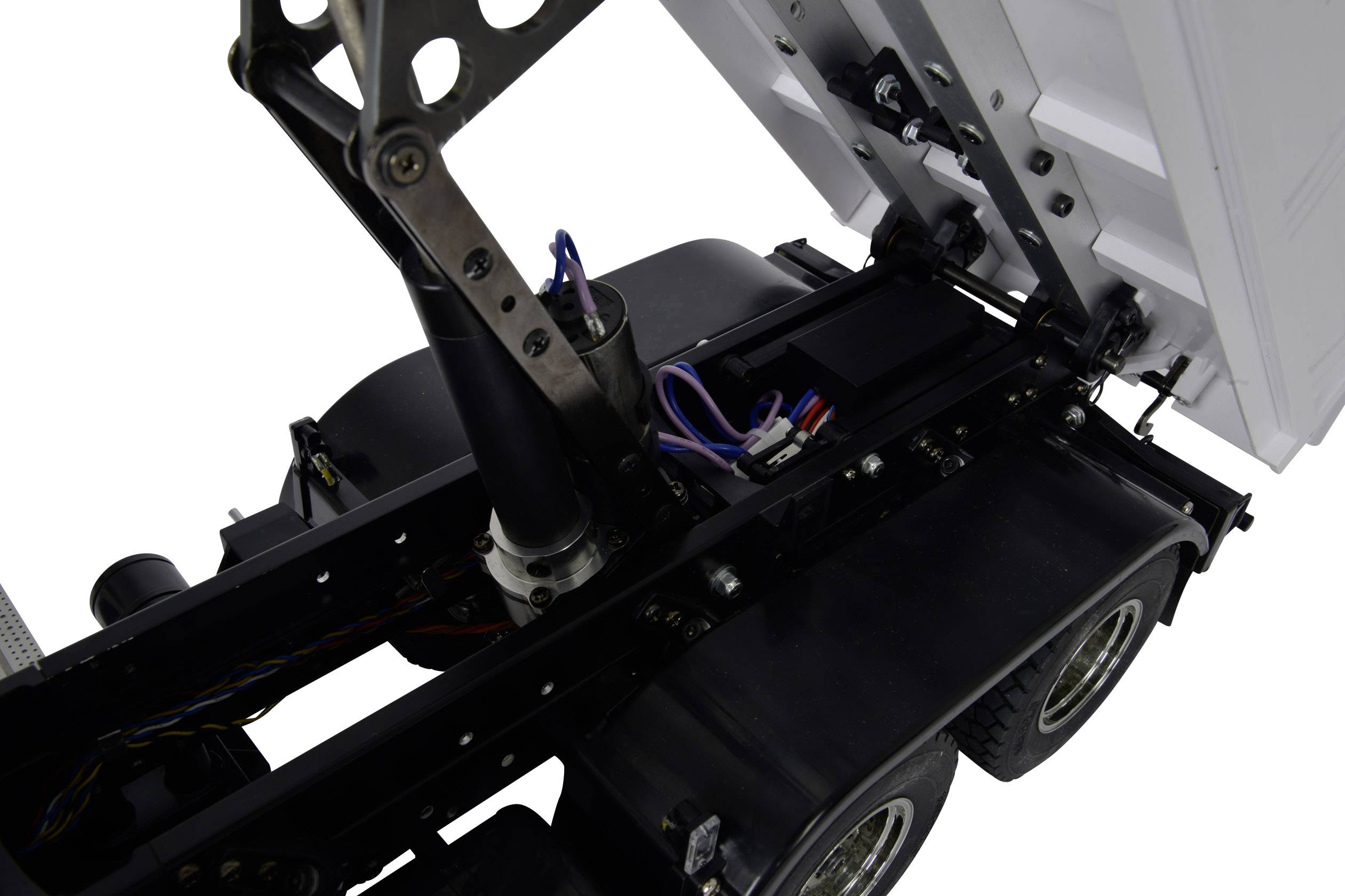 Nahaufnahme eines Modell-Lkw-Chassis mit sichtbarer Elektronik und Mechanik. Die Kabine ist angehoben, zeigt Kabel und Antriebsstruktur.