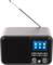Ein schwarzes Digitalradio mit ausziehbarer Antenne. Auf dem Display sind Menüoptionen und Symbole für Einstellungen sichtbar.