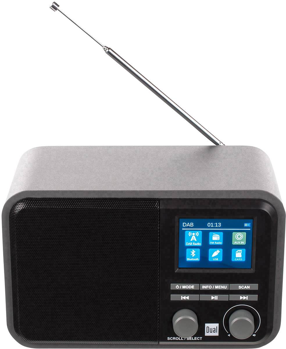 Ein schwarzes Digitalradio mit Antenne und Display. Das Display zeigt eine Uhrzeit und Symbole für DAB-Empfang. Darunter sind Tasten und Drehknöpfe.