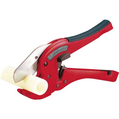 Rote Rohrschere schneidet ein weißes Kunststoffrohr. Das Werkzeug hat ergonomische Griffe und eine scharfe Klinge für präzise Schnitte.