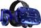 Ein blaues Virtual-Reality-Headset mit zwei Frontkameras und einem verstellbaren Kopfband. Darauf steht 'Vive'.