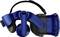 Virtuelle Reality-Brille mit blauer Außenbeschichtung und dem Schriftzug 'VIVE' an der Seite, zeigt seitliche Ansicht.