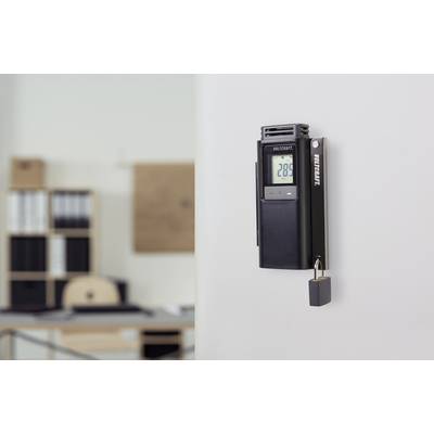 Ein elektronisches Türschloss mit digitalem Display zeigt '20.8'. Im Hintergrund sind Büroeinrichtungen zu sehen.