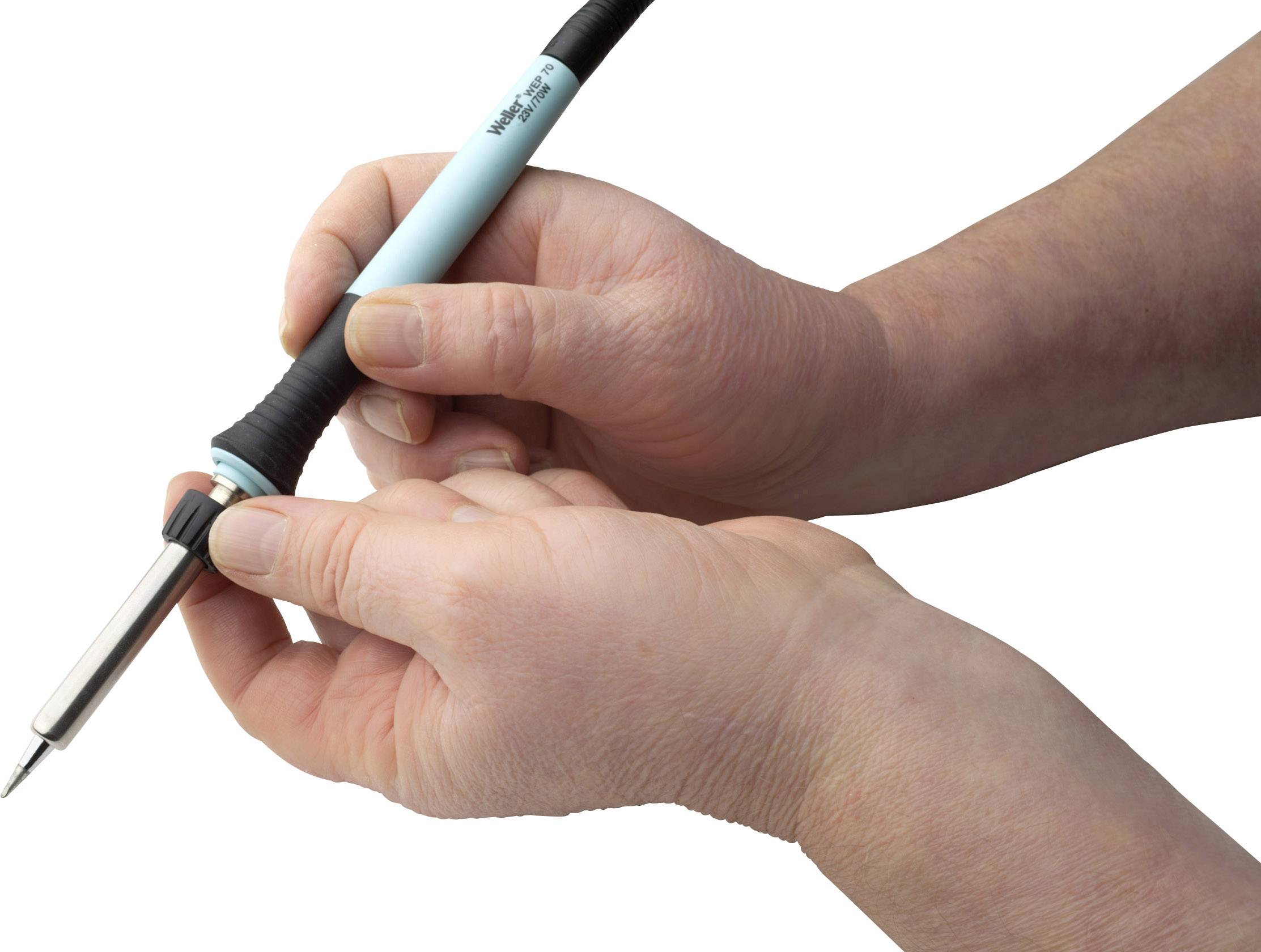 'Zwei Hände halten einen Lötkolben.'