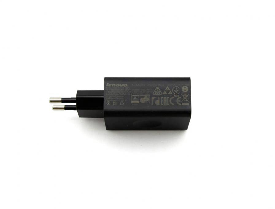 Schwarzes Ladegerät mit EU-Stecker und technischen Spezifikationen aufgedruckt, von der Marke Lenovo.