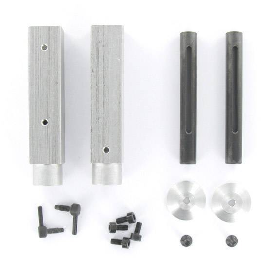 Zwei silberne Metallblöcke, zwei schwarze Stangen, vier Schrauben, zwei silberne Scheiben und ein kleines, schwarzes Zubehör-Set.