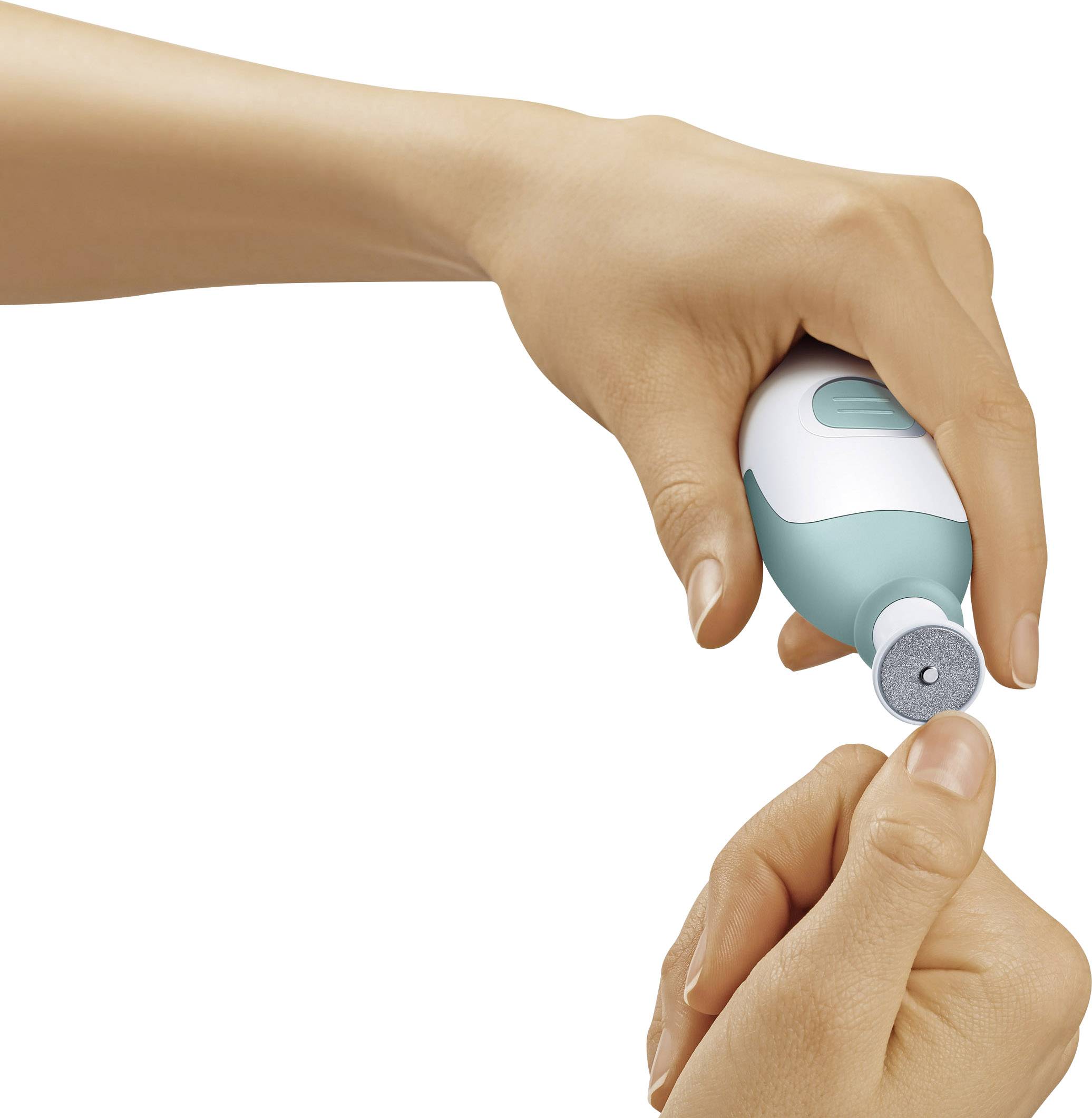 Eine Hand hält einen elektrischen Nagelfeilenapparat und feilt einen Fingernagel. Der Apparat ist weiß und türkis.