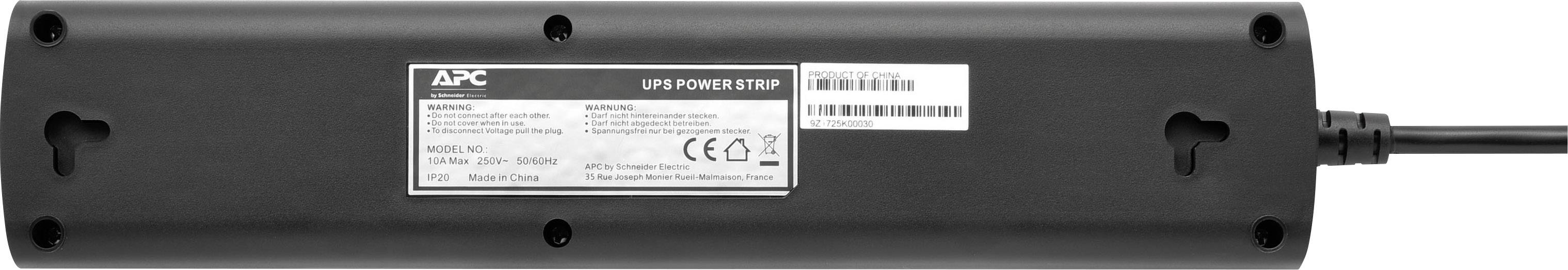 Die Rückseite einer APC USV mit einem Etikett, das Modell- und Zertifizierungsinformationen zeigt. Ein Netzkabel ist angeschlossen.