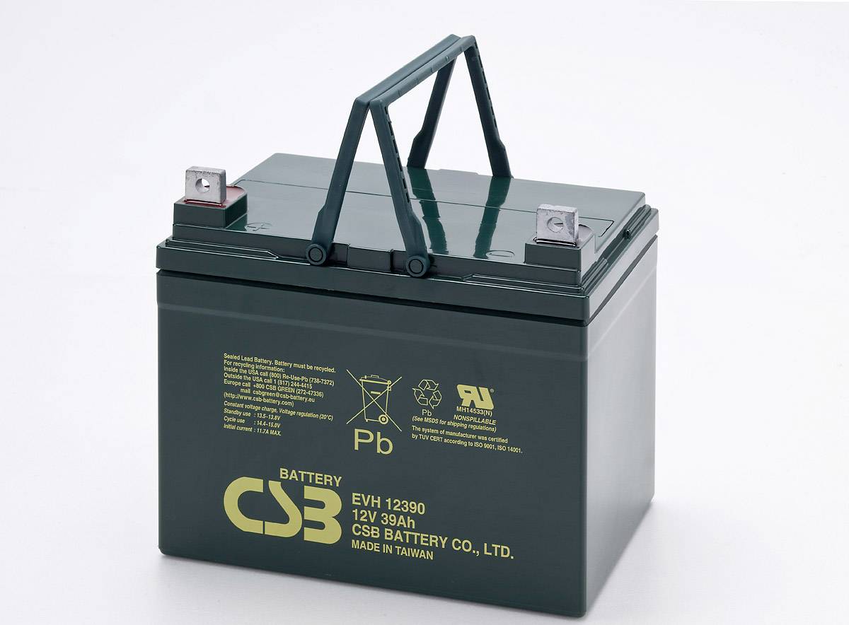 Grüne 12V-Batterie mit zwei Griffen, Herstellermarke 'CSB Battery Co., Ltd.' und Spezifikationen 'EVH 12390 12V 39Ah'.