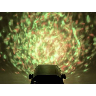 Ein Projektor wirft ein abstraktes Muster in Grün- und Rottönen an eine Wand und erzeugt einen kaleidoskopischen Effekt.