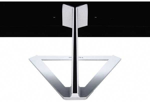 Ein silbernes, dreieckiges Ständer-Design eines Flachbildfernsehers vor weißem Hintergrund, modern und minimalistisch.