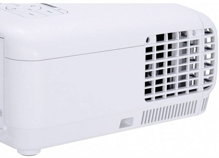 Weißer Projektor seitlich mit sichtbaren Lüftungsschlitzen auf einem weißen Hintergrund.