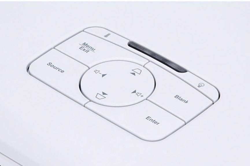 Nahaufnahme eines Projektor-Bedienfelds mit Tasten wie 'Menu/Exit', 'Source', 'Enter', Pfeiltasten und Lautstärkeregler.
