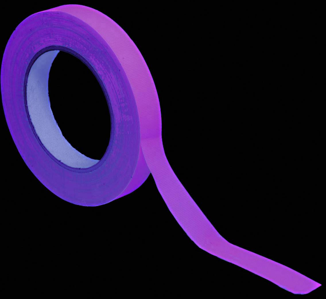 Eine Rolle lila fluoreszierendes Klebeband, teilweise abgerollt, leuchtet im Dunkeln vor einem schwarzen Hintergrund.
