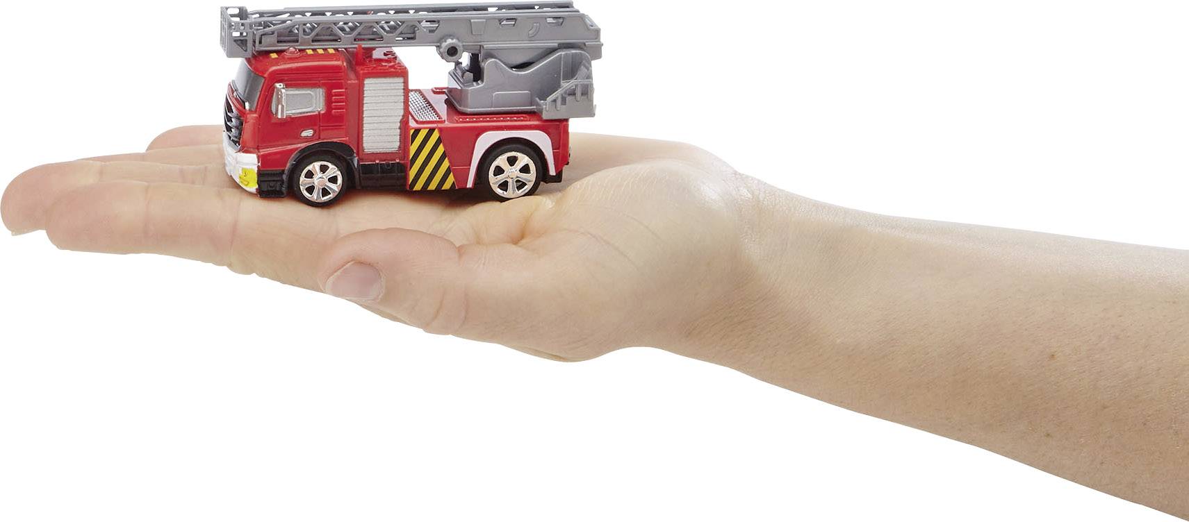 Eine ausgestreckte Hand hält ein kleines Spielzeug-Feuerwehrauto mit Leiter, das zeigt, wie kompakt und handlich das Modell ist.
