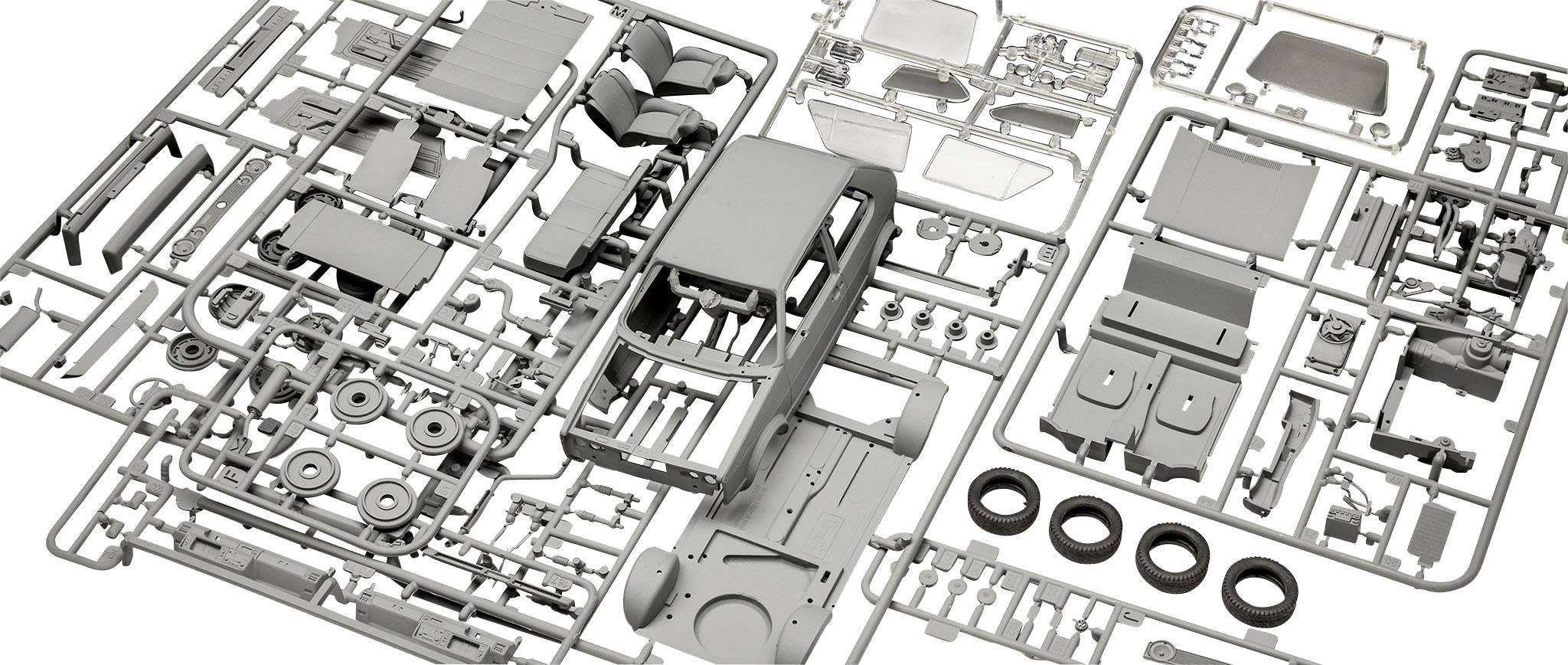 Bauteile eines Modellauto-Bausatzes aus Kunststoff, die flach angeordnet sind. Verschiedene Karosserie- und Fahrwerksteile sind sichtbar.