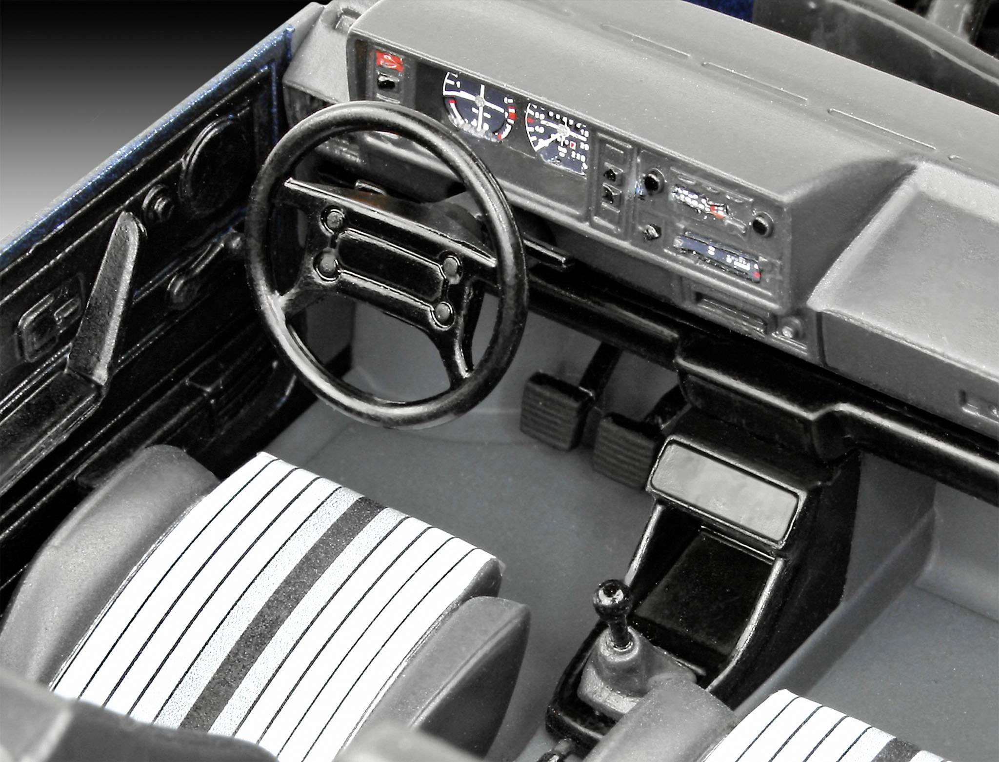 Innenraum eines Autos mit Lenkrad, Armaturenbrett und Vordersitzen. Instrumententafel mit Anzeigen für Geschwindigkeit und Treibstoff.
