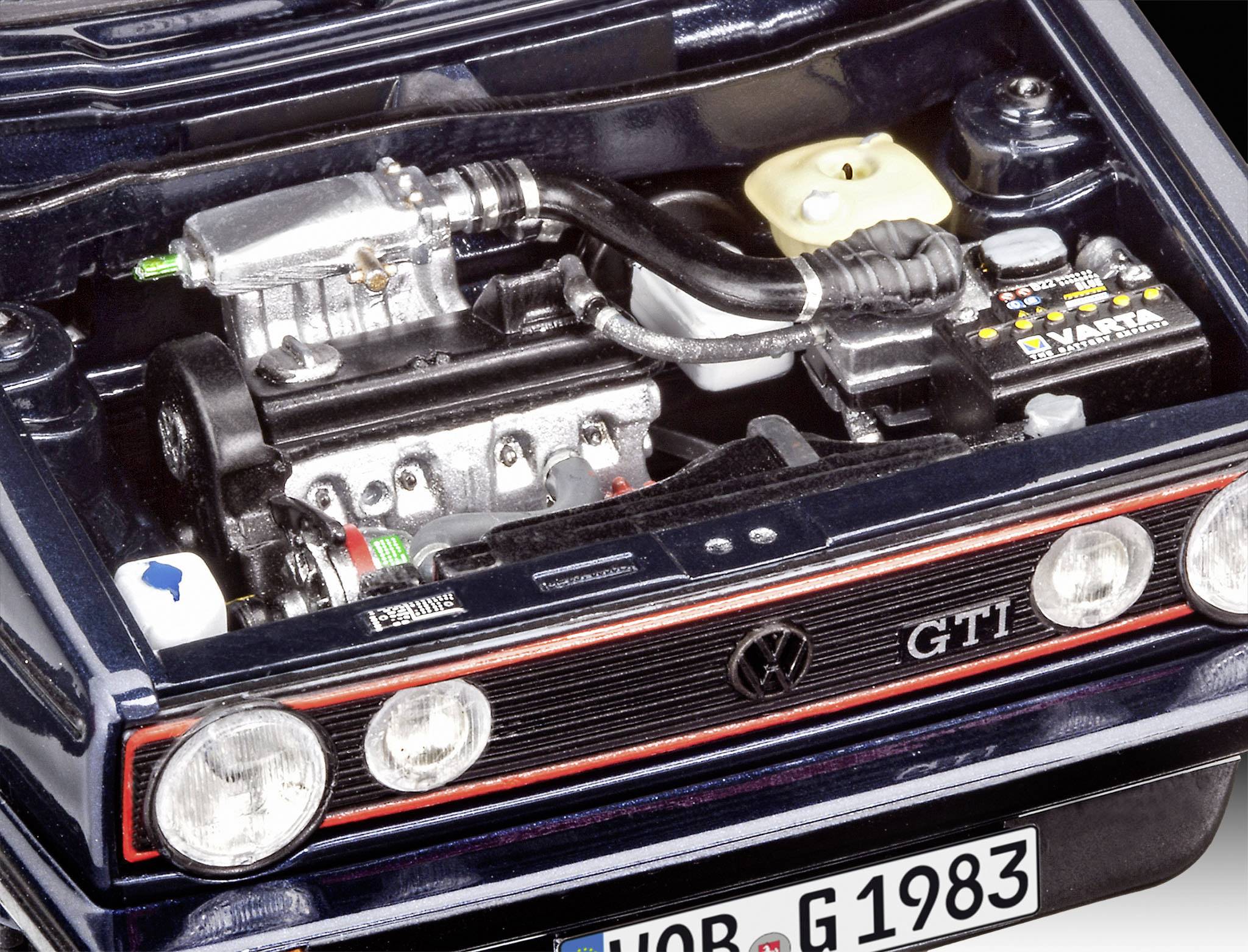 Auto-Motorhaube geöffnet, zeigt detaillierten Motor eines dunkelblauen VW GTI mit rotem Streifen und auffälligem Kennzeichen.