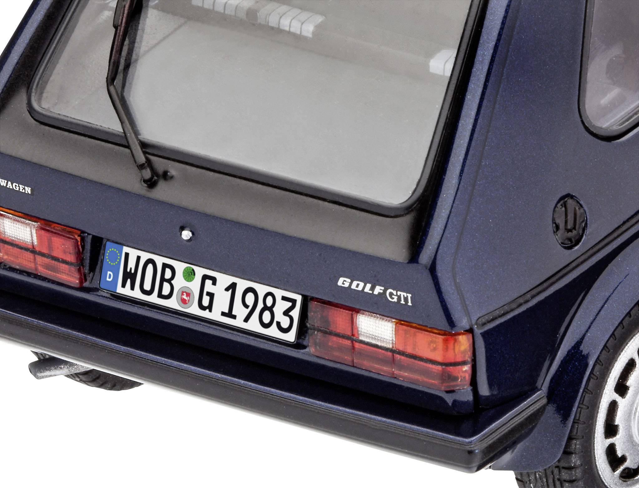 Rückansicht eines blauen Autos mit der Aufschrift 'GOLF GTI' und deutschem Nummernschild 'WOB G 1983'.