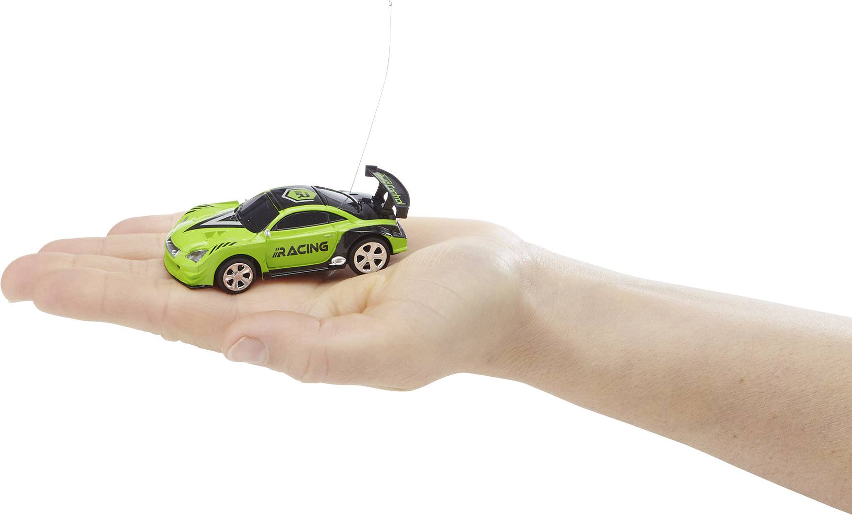 Eine Hand hält ein kleines, grünes ferngesteuertes Auto mit der Aufschrift 'Racing' auf der Seite.