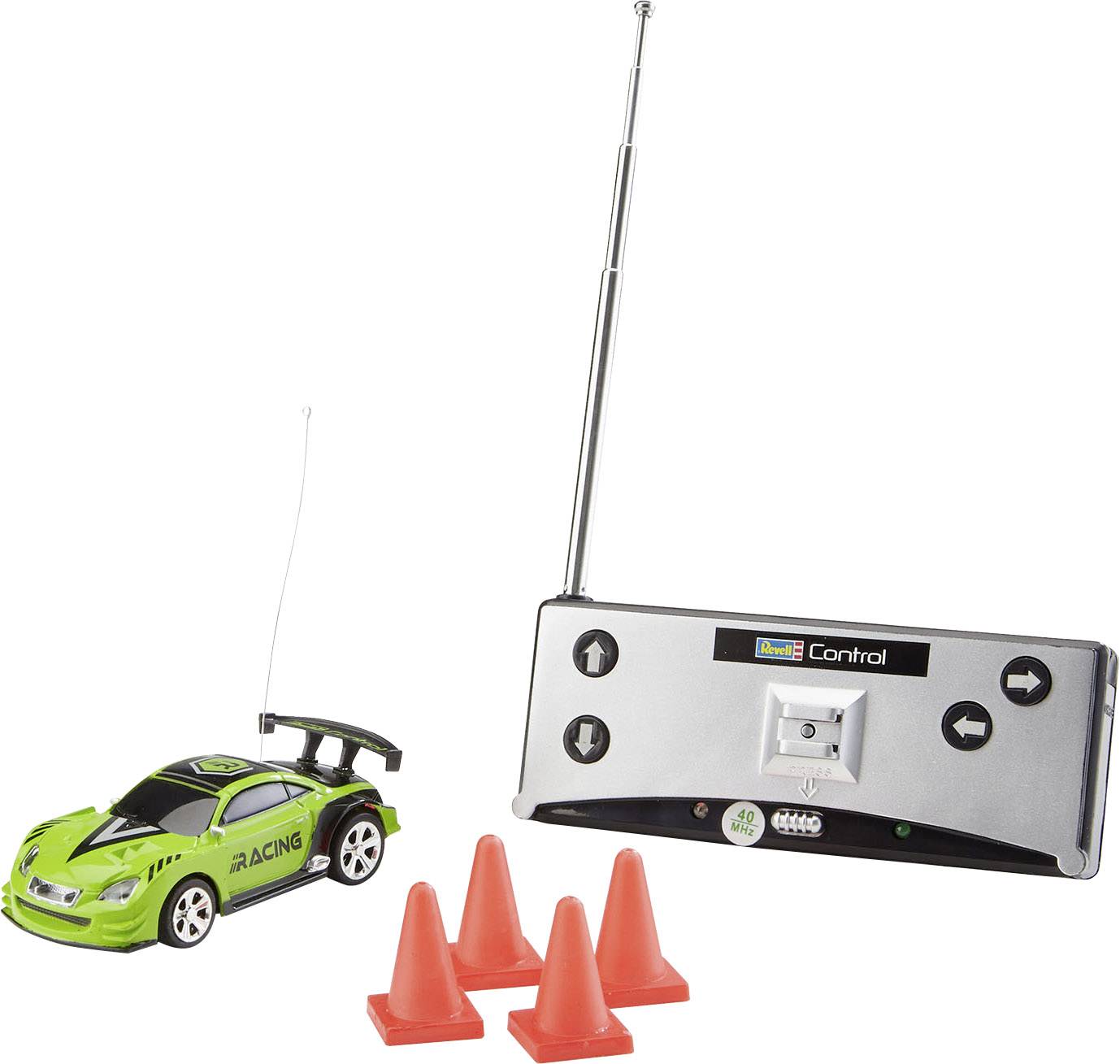 Spielzeug-Rennwagen mit Fernbedienung, Antenne und drei orangefarbenen Verkehrskegeln. Der Wagen ist grün und hat eine Heckspoiler.