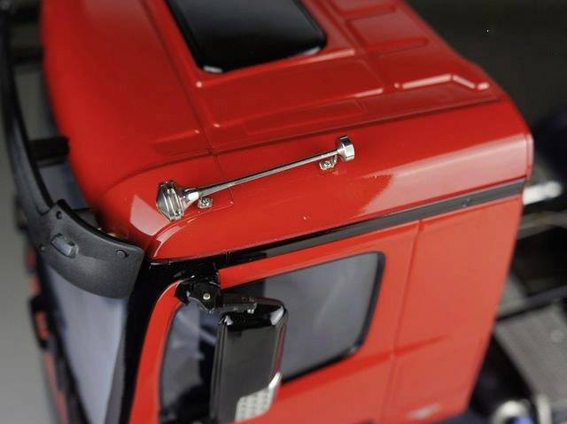 Rotes Modellauto von einem Lastwagen, Nahaufnahme der Kabine von oben.