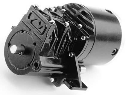 Ein schwarzer elektrischer Motor, schräg von vorne gezeigt, mit Kühlrippen und Befestigungssockel.