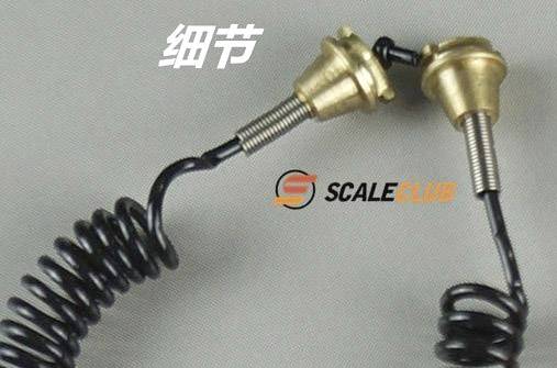 Eine Nahaufnahme von zwei verbundene Schraubenköpfen an einem spiralförmigen Kabel. Oben links befindet sich chinesischer Text.