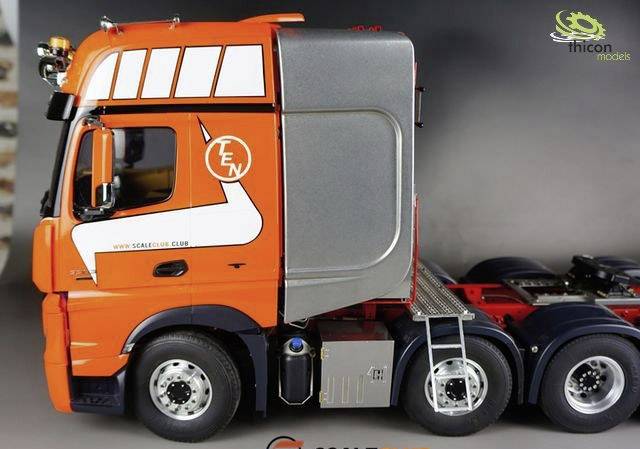Ein orangefarbener Modell-Lkw mit grauer Kabine, Marke SCR, auf grauem Hintergrund. Oben rechts das Logo von Thicon Models.