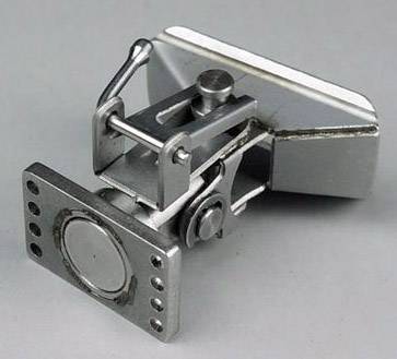 Ein silberglänzendes, rechteckiges Scharnier mit Hebel und Schrauben, geeignet für die Verbindung von Metallplatten.