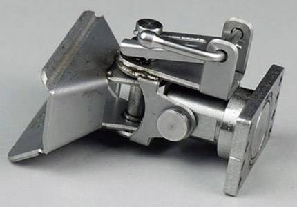 Metallscharnier, das zur Verbindung von Möbelteilen verwendet wird. Detaillierte Ansicht zeigt Schraubmechanismen und bewegliche Teile.