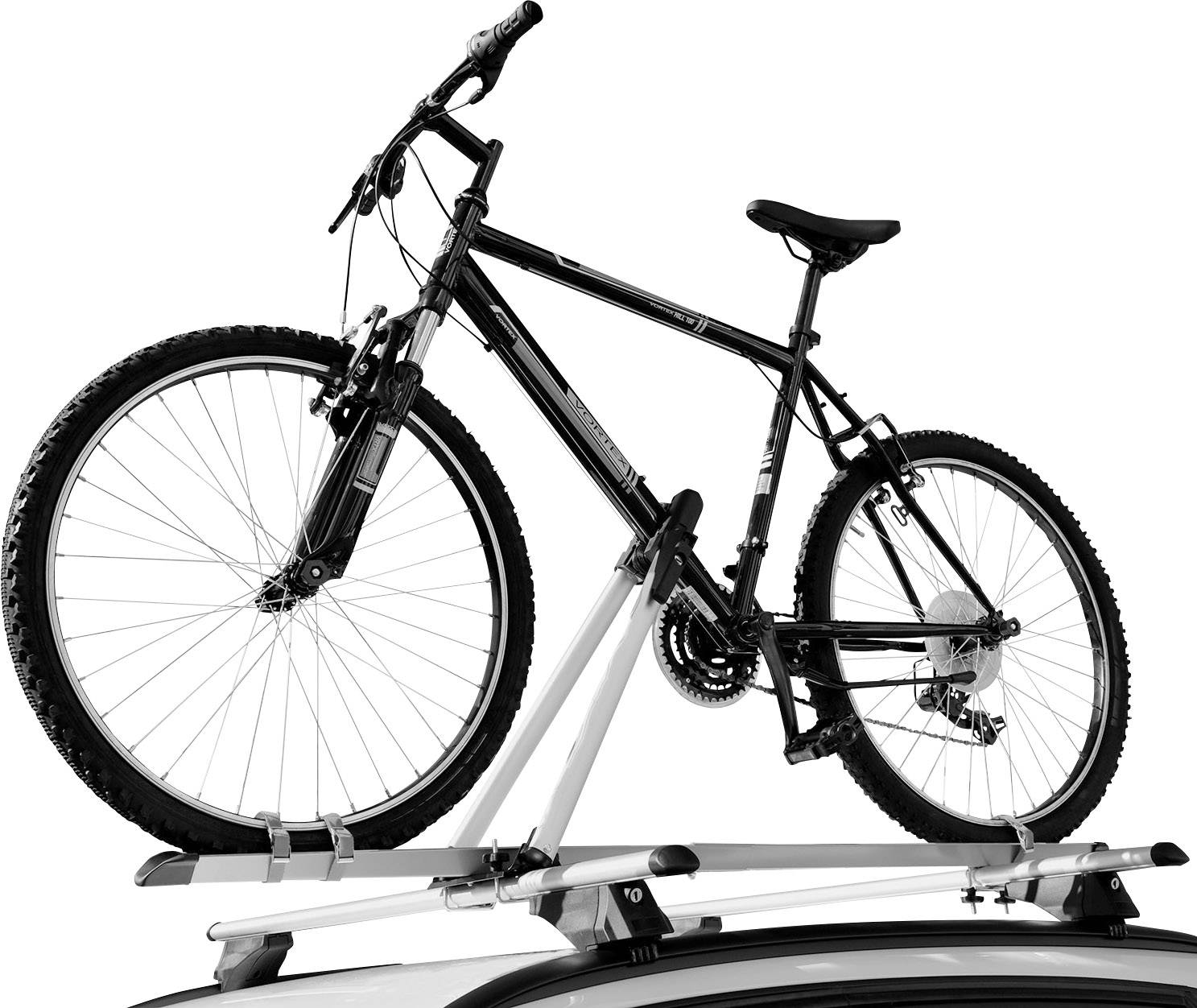 Ein Mountainbike ist auf einem Autodachträger montiert. Das Fahrrad ist schwarz und hat schmale Reifen sowie eine Federung vorne.