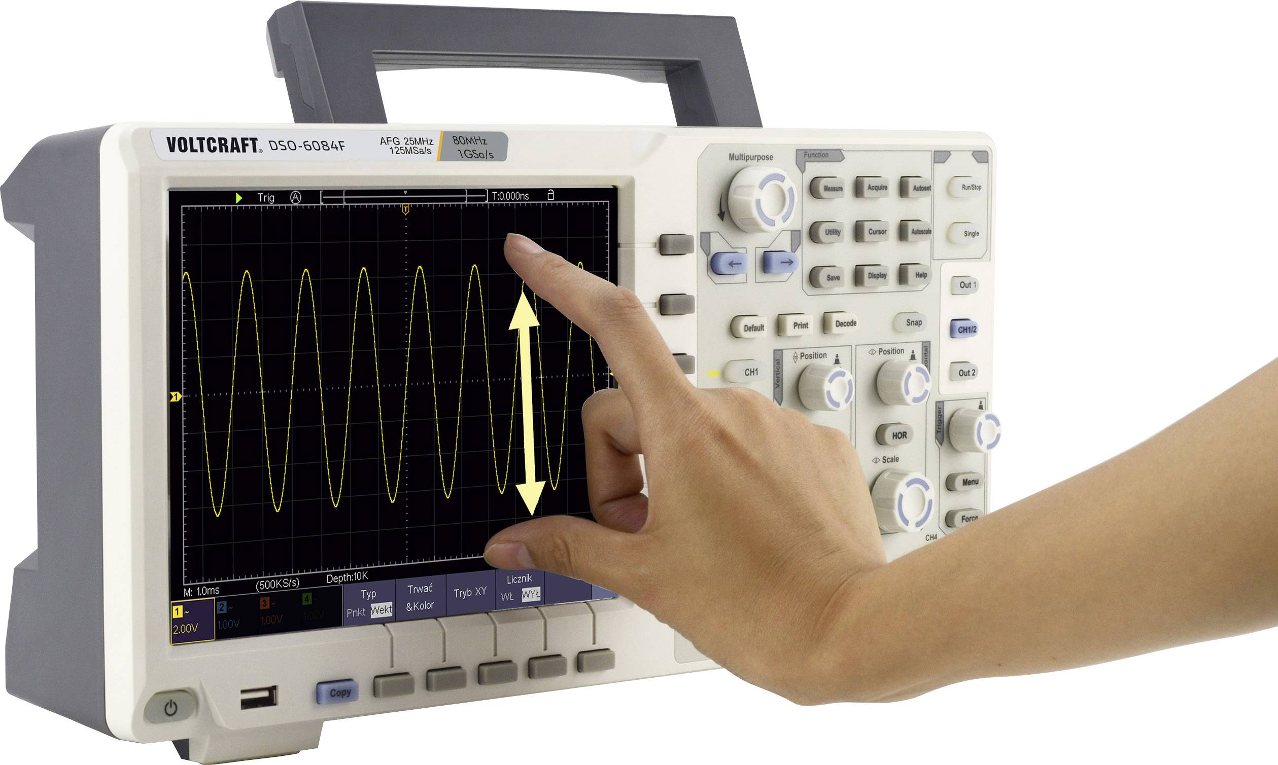 Eine Hand berührt den Bildschirm eines Oszilloskops, das Sinuswellen darstellt. Das Gerät wird zur Analyse elektrischer Signale verwendet.