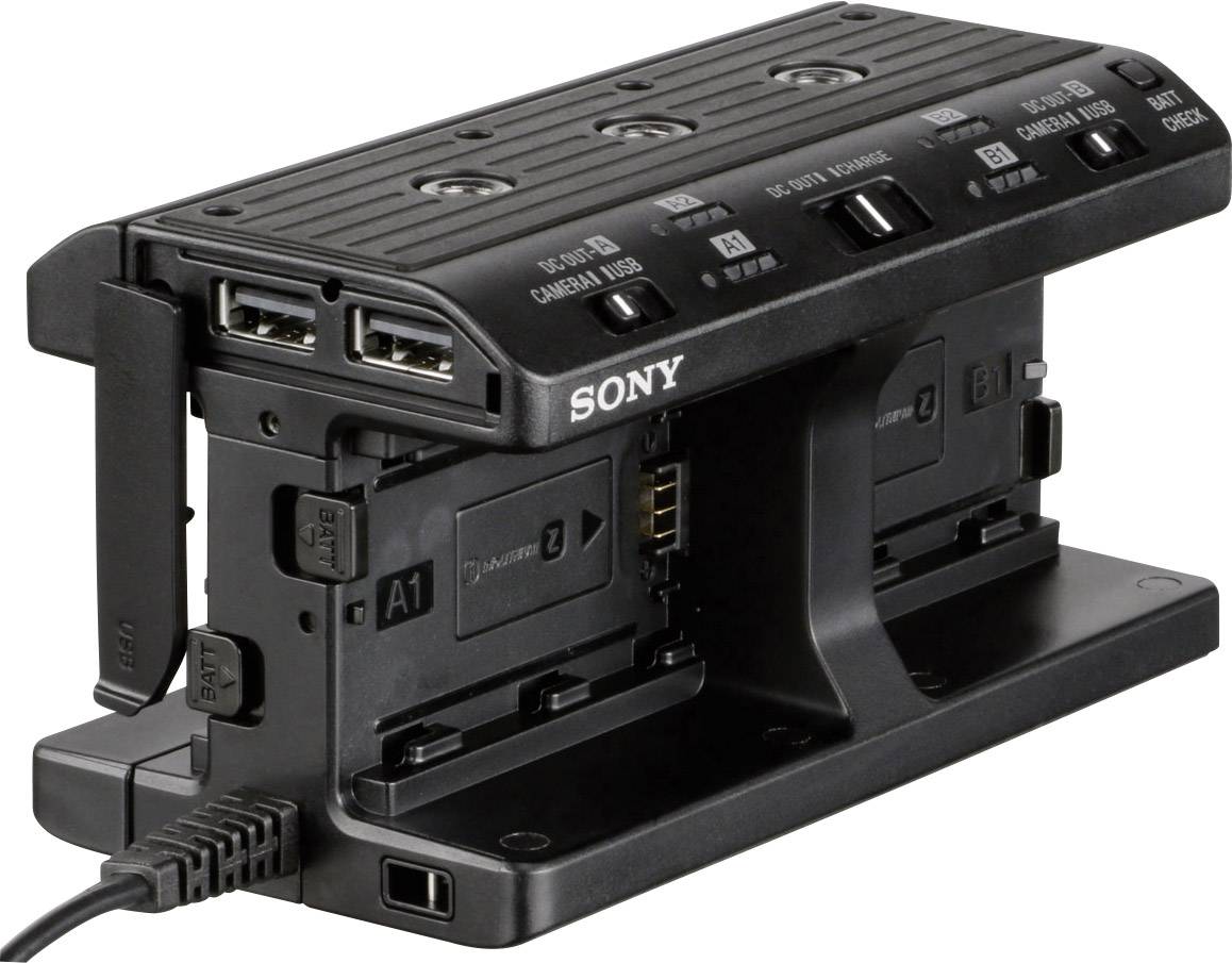 Sony Ladegerät mit zwei Akkufächern und mehreren Anschlüssen, darunter USB-Ports. Ladezustandsanzeigen oben.