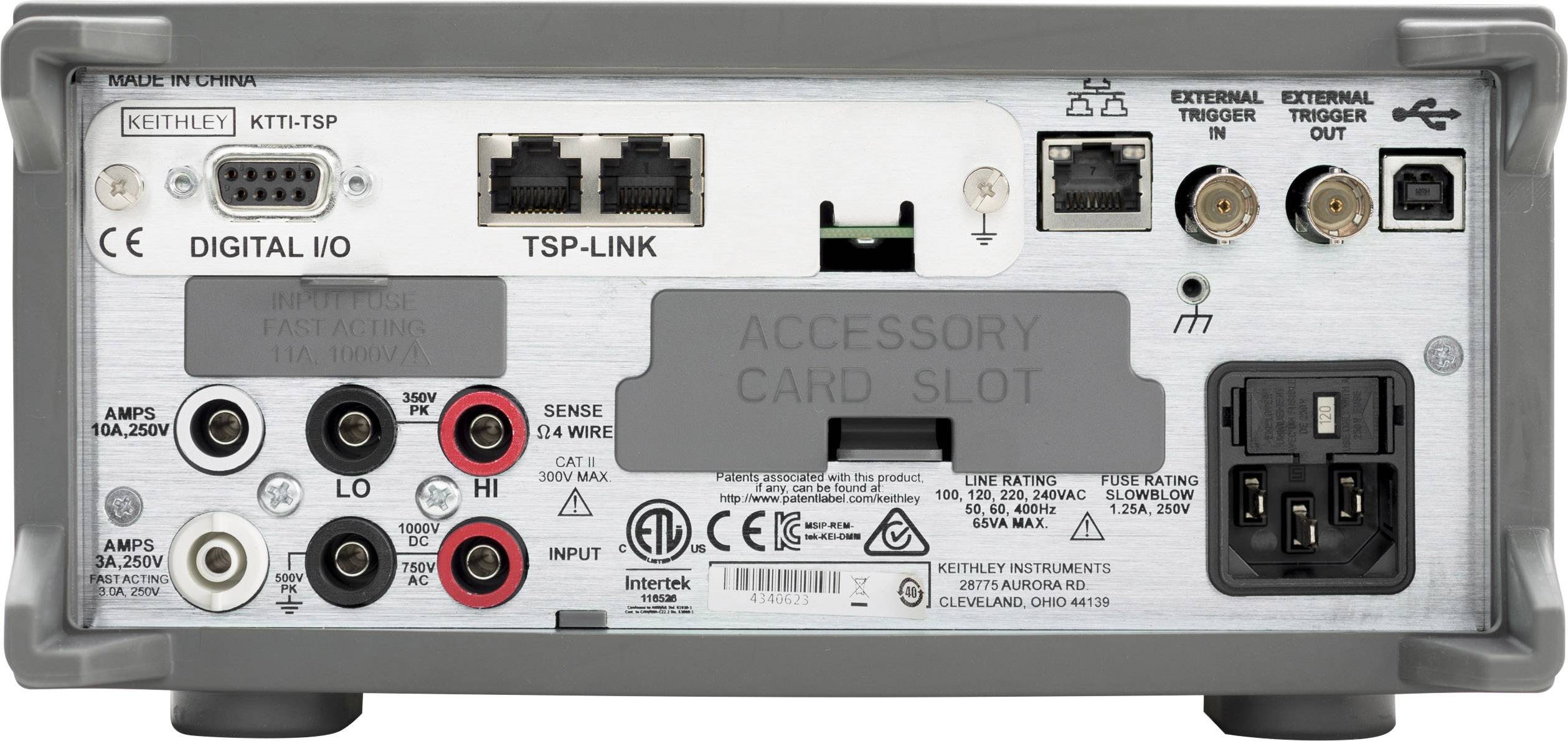 Rückseite eines elektrischen Messgeräts mit Anschlüssen für Strom- und Spannungseingänge, Netzwerkports und Zubehörsteckplatz.
