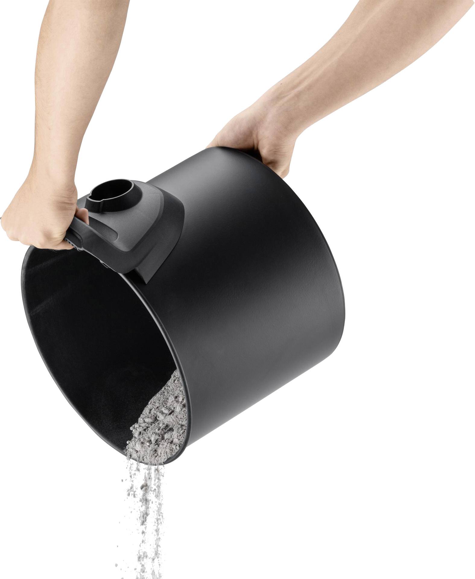 Person kippt einen Eimer mit Kies aus.