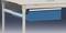 Ein blauer Behälter ist unter einem weißen Metalltisch befestigt. Der Tisch hat vier Beine und der Behälter scheint abnehmbar zu sein.