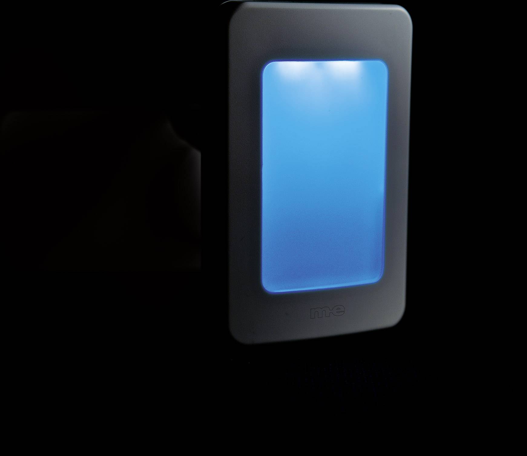 Ein rechteckiges Nachtlicht mit einem sanften blauen Leuchten in einem dunklen Raum.