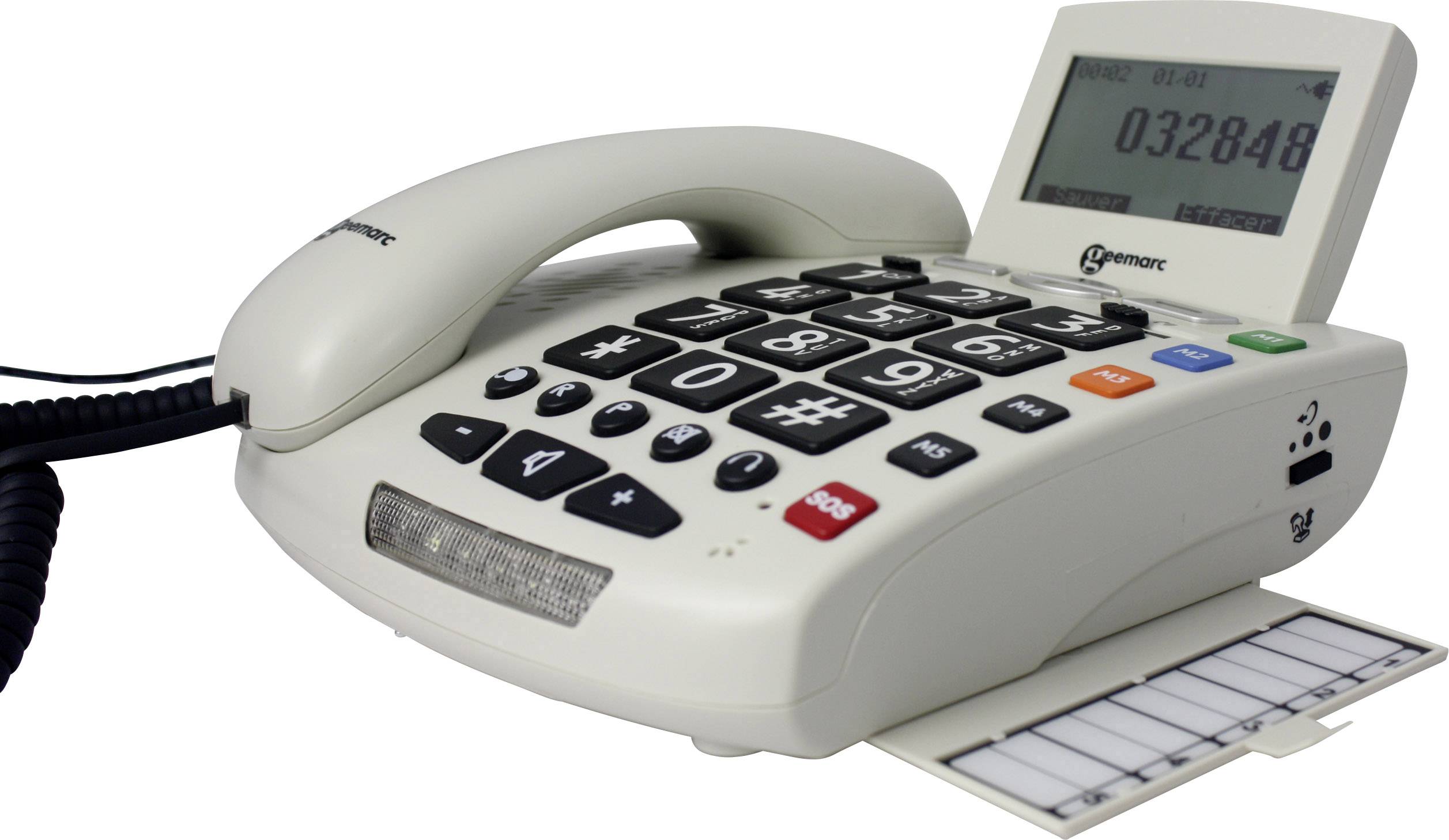 Ein Tischtelefon mit großen Tasten und Display. Geeignet für Menschen mit Seh- oder Hörbehinderungen. Hat eine herausziehbare Notiztafel.