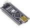 Ein schwarzes Mikrocontroller-Board mit USB-Anschluss und Stiftleisten, geeignet für Elektronikprojekte und Programmierung.