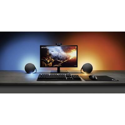 Computerarbeitsplatz mit Monitor, auf dem ein Kriegsspiel läuft. Gaming-Tastatur und -Maus auf dem Tisch. Hintergrundbeleuchtung in Blau und Orange.